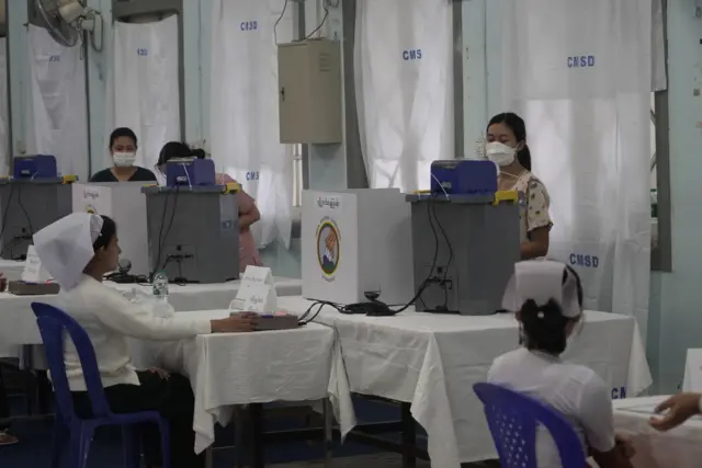 ရန်ကုန်ဆေးရုံကြီးဝင်းထဲမှာ ဖွင့်ထားတဲ့ လသာမြို့နယ် မဲရုံတစ်ရုံ အတွင်းပိုင်း မြင်ကွင်းကို ၂၀၂၆ ခုနှစ်၊ ဇန်နဝါရီလ ၁၁ ရက်မှာ မြင်တွေ့ရတာဖြစ်ပါတယ်