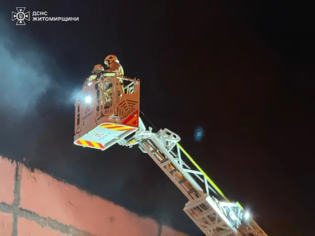 Спасатели опубликовали фото тушения пожаров после атаки дронов
