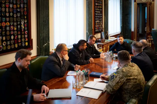 Зеленский проводит совещание с членами украинской переговорной команды