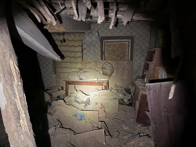 комната в доме, пострадавшем от удара дрона, вещи засыпаны землей