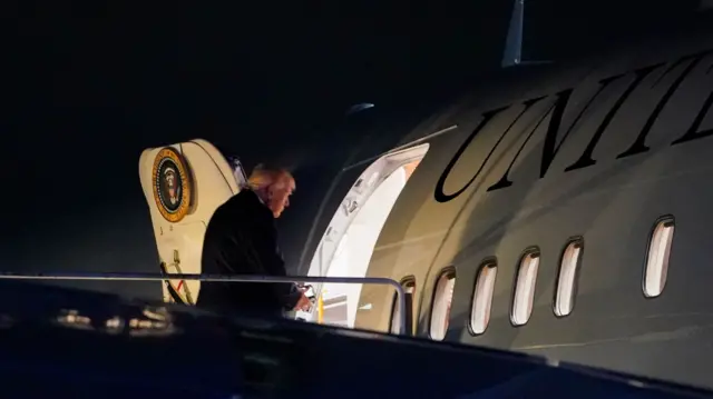 دونالد ترامپ در حال سوار شدن به ایرفورس وان