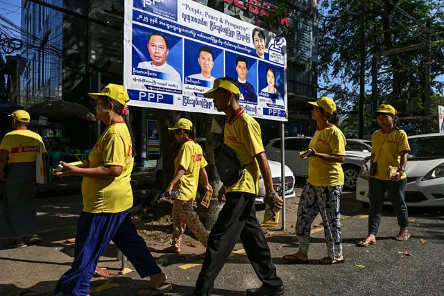 ရွေးကောက်ပွဲ အပိုင်း ၂ အတွက် မဲဆွယ်စည်းရုံးရေးလုပ်နေတဲ့ ပြည်သူ့ပါတီရဲ့ ပါတီဝင်တွေ