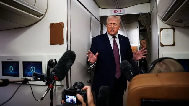 Onyeisiala mba Amerịka, Donald Trump na-aza ajụjụ n'ụgbọelu nke mbụ mba ahụ (Air Force One) na Januwarị 11, 2026 dịka ọ na-aga n'obi gọọmenti site na Palm Beach ndị na Florida.