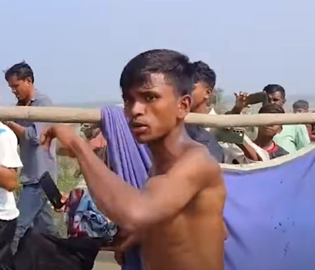 তাকে উদ্ধার করে উখিয়ার কুতুপালং এমএসএফ হাসপাতালে ভর্তি করা হয়েছে।