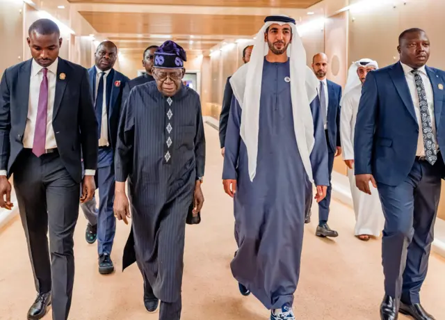 Tinubu da tawagarsa lokacin da suka isa Dubai
