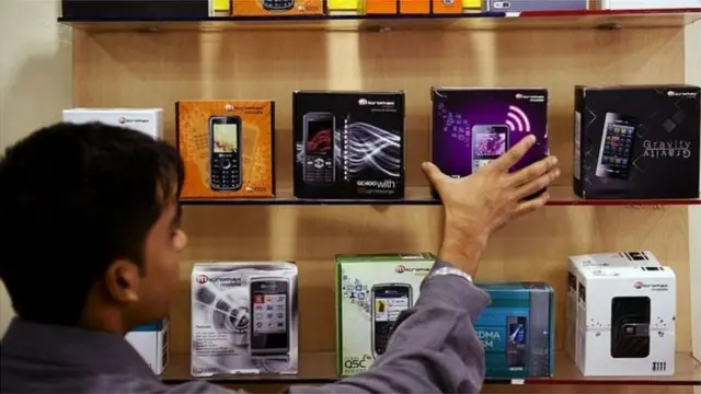 মোবাইল ফোন সেটের শুল্ক কমানোর ঘোষণা দিয়েছে সরকার