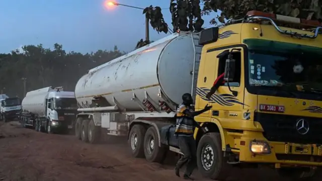 Mali na-alụso mgbochi nke ndị jihadist tinyere n'ịbubata mmanụ ọkụ ọgụ ruo ọnwa ole na ole.