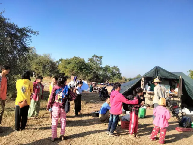 စစ်ကြောင်းထိုးလာတာကြောင့် တိမ်းရှောင်လာရတဲ့ ဒေသခံတွေ