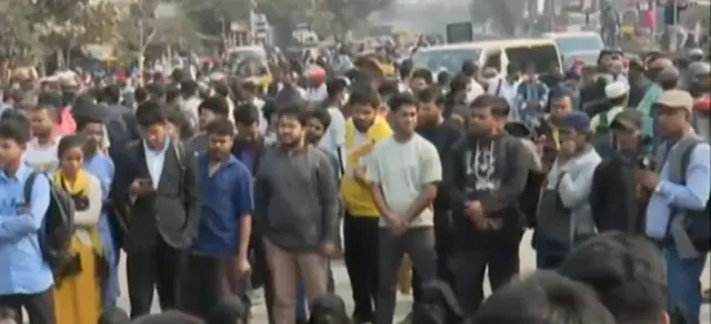 রাস্তায় বিক্ষোভ করছেন শিক্ষার্থীরা