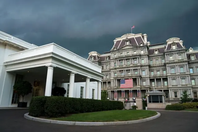 Mkutano huo unafanyika katika Jengo la Ofisi ya Mtendaji wa Eisenhower, linaloonekana hapa karibu na Mrengo wa Magharibi wa Ikulu ya White House