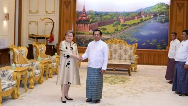 ဖိလစ်ပိုင်နိုင်ငံခြားရေးဝန်ကြီးရဲ့ ဇန်နဝါရီလ ၆ ရက် နေပြည်တော်ခရီးမှာ မြန်မာစစ်ခေါင်းဆောင် ဗိုလ်ချုပ်မှူးကြီး မင်းအောင်လှိုင်နဲ့တွေ့ဆုံချိန်