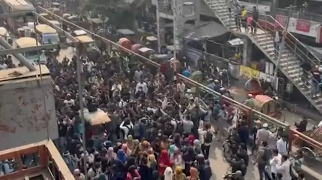 ঢাকা সেন্ট্রাল ইউনিভার্সিটির অধ্যাদেশ জারির দাবিতে সড়ক অবরোধ করেন সাত কলেজের শিক্ষার্থীরা