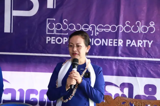 ဒေါ်သက်သက်ခိုင်ကို ထန်းတပင်မြို့နယ် လူထုတွေ့ဆုံပွဲမှာ ဇန်နဝါရီလ ဆန်းပိုင်းတုန်းက မြင်တွေ့ရတာဖြစ်ပါတယ်