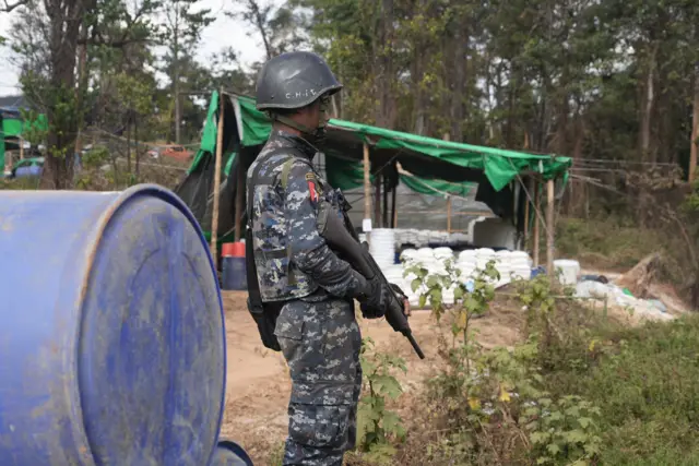 သီပေါနဲ့ မိုင်းရယ်မှာ စစ်တပ် စီးနင်းခဲ့တဲ့ မူးယစ်ဆေးဝါးထုတ်လုပ်ငန်း တစ်နေရာမှာ စစ်ကော်မရှင် တပ်ဖွဲ့ဝင် တစ်ဦး စောင့်ကြပ်နေတာဖြစ်ပါတယ်