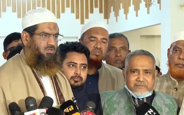 সাংবাদিকদের সঙ্গে কথা বলেন বাংলাদেশ খেলাফত মজলিসের আমির মামুনুল হক