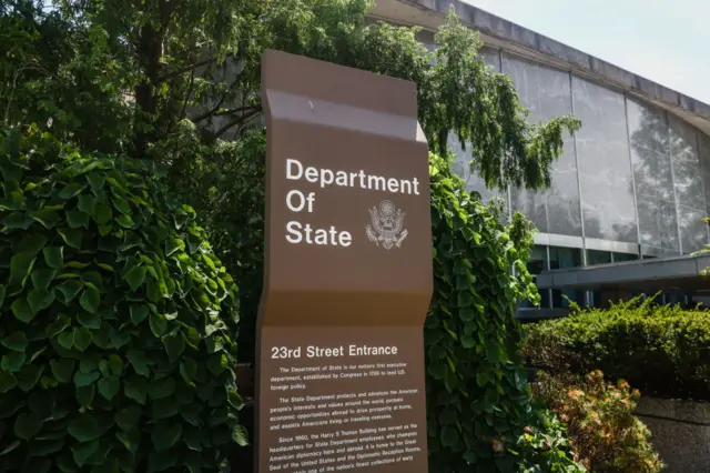 အမေရိကန်နိုင်ငံခြားရေးဝန်ကြီးဌာနရှိရာလမ်းကို ပြတဲ့ဆိုင်းဘုတ်