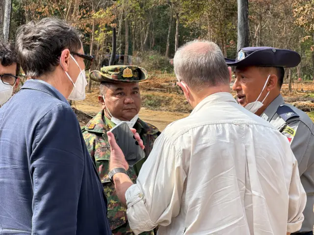 မူးယစ်ဆေးထုတ်တဲ့နေရာကိုဖမ်းမိတယ်ဆိုပြီး နိုင်ငံတကာသံရုံးတွေကိုခေါ်သွားပြ