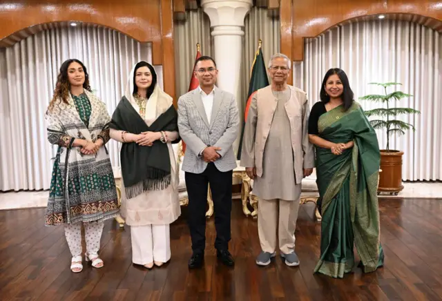 বাঁ থেকে জাইমা রহমান, জোবাইদা রহমান, তারেক রহমান, মুহাম্মদ ইউনূস ও দিনা ইউনূস