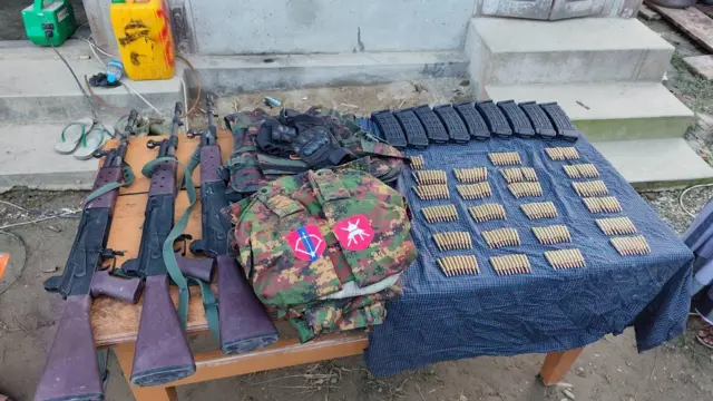 မော်လိုက်ခရိုင် တပ်ရင်း ၄ ကို ဘက်ပြောင်းလာသူတွေနဲ့ အတူပါလာတဲ့ စစ်တပ်ရဲ့ လက်နက်ခဲယမ်းတွေ