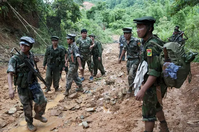 ကေအိုင်အေ တပ်ဖွဲ့ဝင်တွေ(ပုံဟောင်း)