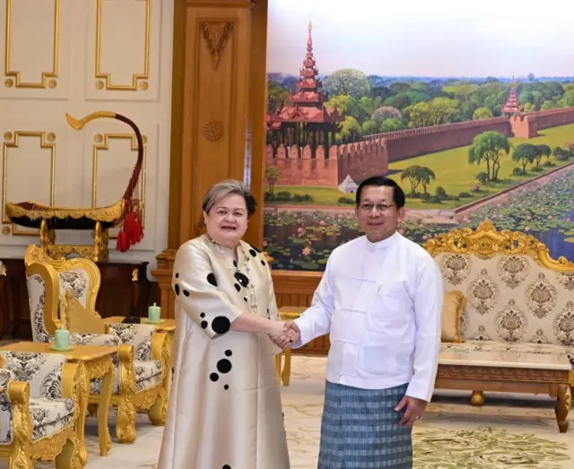 ဖိလစ်ပိုင်နိုင်ငံခြားရေးဝန်ကြီး ထရီဇာ လာဇရိုနဲ့ စစ်ခေါင်းဆောင်တို့ တွေ့ဆုံခဲ့တဲ့မြင်ကွင်း