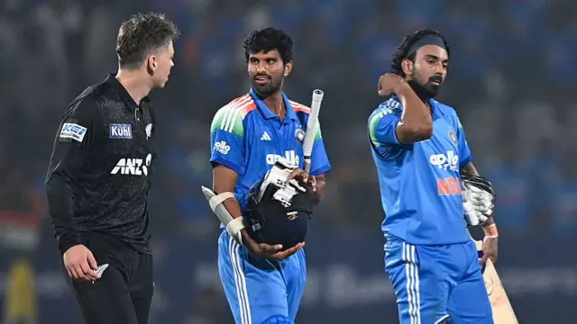 न्यूज़ीलैंड के कप्तान माइकल ब्रेसवेल के साथ पहले वन डे में वॉशिंगटन सुंदर (बीच में) और केएल राहुल (दाएं)