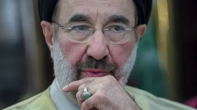 محمد خاتمی با عینک و انگشتر سبز با دست بر چانه