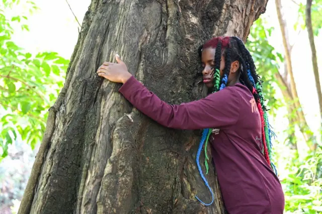 Ni msichana aliyevunja rekodi ya kukumbatia mti kwa siku tatu mfululizo