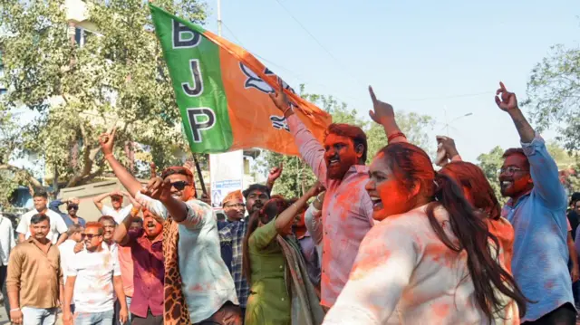 महाराष्ट्र में नगर निगम चुनावों के रुझानों में अब तक महायुति कई जगहों पर आगे हैं