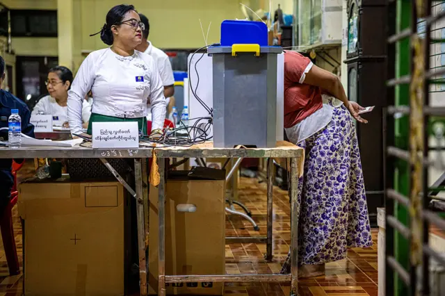 ရွေးကောက်ပွဲ အပိုင်း ၁ မှာ မဲပေးစက်နဲ့မဲပေးနေတဲ့မြင်ကွင်း