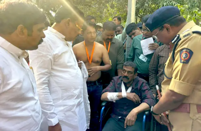 माजी महापौर विकास जैन यांची चौकशी करताना संजय शिरसाट.