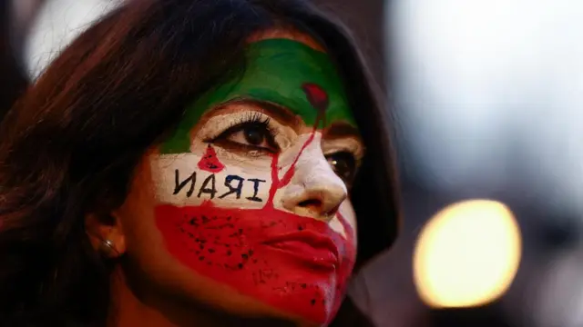 ፊቷ ላይ ኢራንን ባንዲራ የተቀባች የተቃውሞ ሠልፈኛ