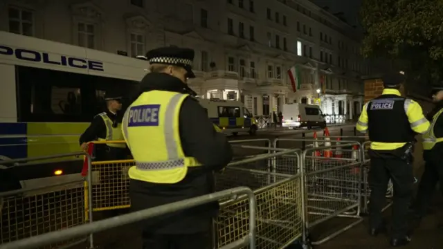 लंदन में स्थित ईरानी दूतावास के बाहर हाल ही में प्रदर्शन हुए थे