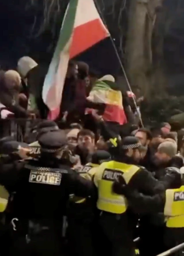 تجمع ایرانیان در لندن در مقابل سفارت جمهوری اسلامی به خشونت کشیده شد