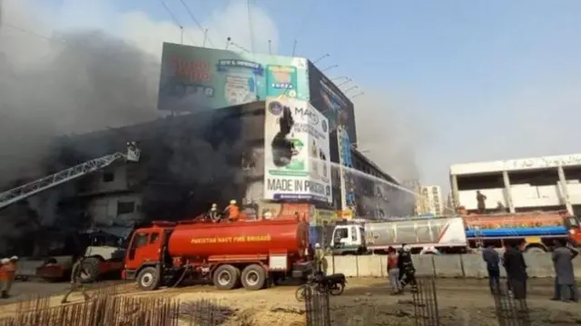 कराची के गुल प्लाज़ा में लगी आग