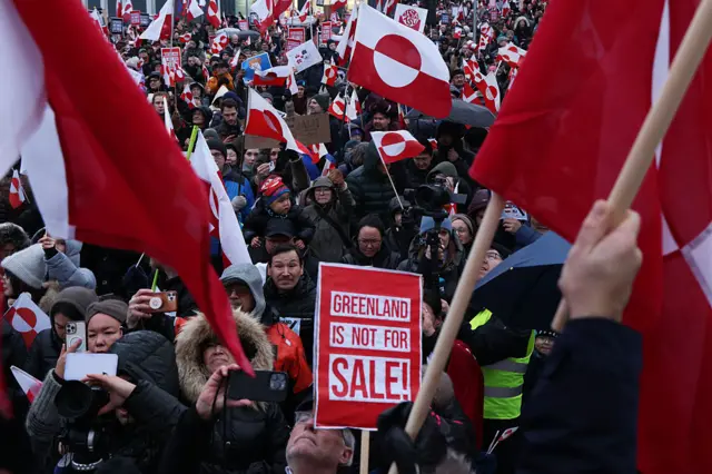 Ndị obodo Greenland na-eme ngagharịiwe megide atụmatụ mba Amerịka ji chọọ inwere ha ji akwụkwọ e dere 'Greenland is not for sale'