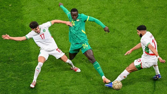 'Yan wasan Morocco da Senegal na fafatawa domin samun ƙwallo