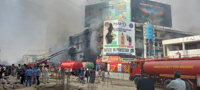 کراچی گُل پلازہ میں لگی آگ