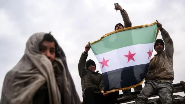 Jeshi la Syria lililiingia katika vitongoji vya ndani vya mji wa Deir Hafeer baada ya Vikosi vya Syria Democratic kuondoka kufuatia operesheni ya kijeshi iliyoanza magharibi mwa Mto Euphrates, mashariki mwa Aleppo, Syria, Januari 17, 2026.