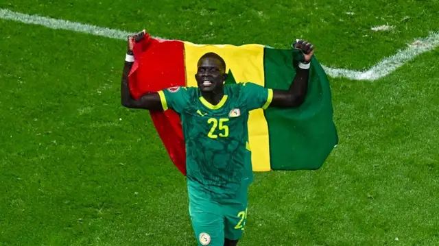 El Hadji Malick Diouf yana murna ɗauke da tutar Senegal