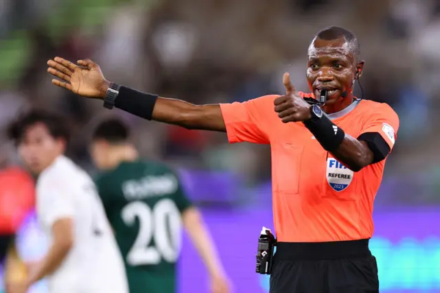 الحكم جاك نغامبو خلال نهائيات كأس العالم للأندية السعودية 2023