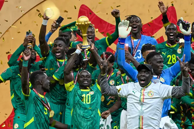 Ƴan wasan Senegal lokacin da suka ɗaya kofin Afcon 2025 a birnin Rabat na Moroko