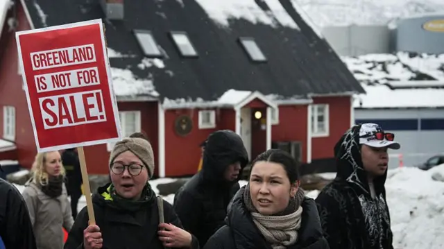 ग्रीनलैंड को लेकर ट्रंप की योजना के ख़िलाफ़ प्रदर्शन करते लोग
