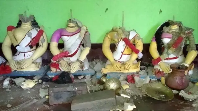 খুলনায় ২০২১ সালের সাতই অগাষ্ট হামলার শিকার হওয়া একটি মন্দিরের ভেতরের ছবি। ফাইল ছবি।