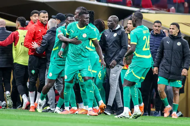 Ƴan wasan Senegal sun yi fushi sannan wasu daga cikinsu sun fice daga filin wasa domin nuna adawa da matakin alƙalin wasa