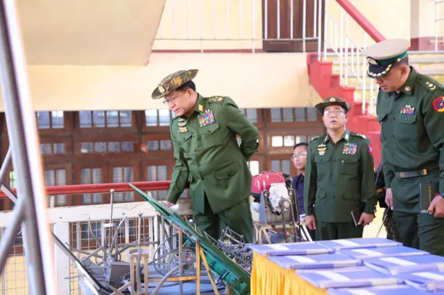 ပြီးခဲ့တဲ့ ဇန်နဝါရီ ၈ ရက်က ပဲခူးတိုင်း၊ ဆင်တဲနှင့် ထုံးဘိုတို့ရှိ နယ်မြေခံတပ်မတော်အကြီးစားစက်ရုံတွေသွားကြည့်တဲ့ စစ်ခေါင်းဆောင်