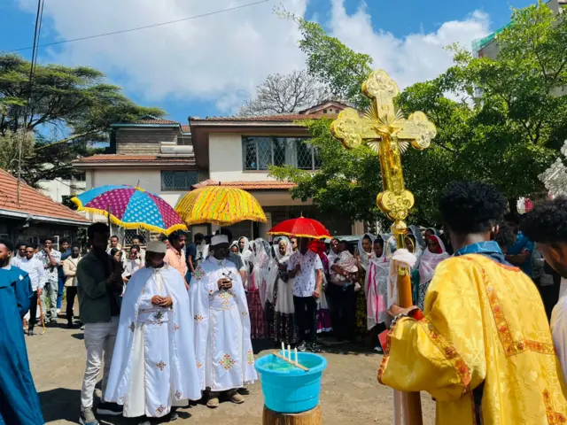 ኤርትራውያን ሰዓብቲ እምነት ካቶሊካዊት ቤተክርስትያን ኤርትራ ኣብ ኬንያ ኣብ ዝርከብ ቤተክርስትያኖም እንትጥመቑ