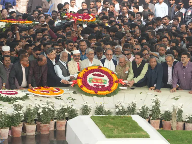 শেরেবাংলা নগরে সাবেক রাষ্ট্রপতি জিয়াউর রহমানের কবরে ফুল দিয়ে শ্রদ্ধা জানাচ্ছেন বিএনপি নেতারা।