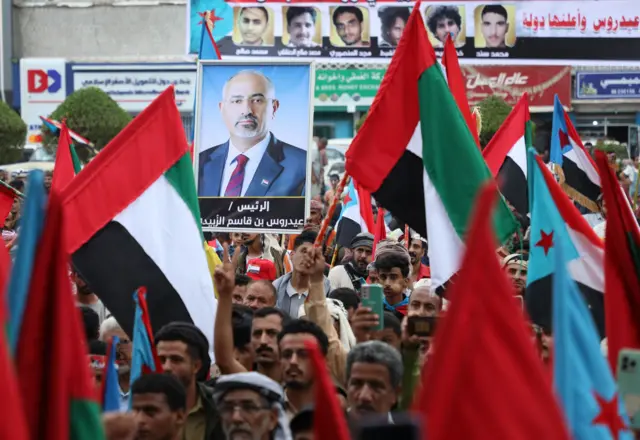 صورةً لزعيم المجلس الانتقالي الجنوبي، عيدروس الزبيدي، بينما لوّح آخرون بأعلام جنوب اليمن والإمارات العربية المتحدة، خلال مظاهرةٍ ضد السعودية في مدينة عدن