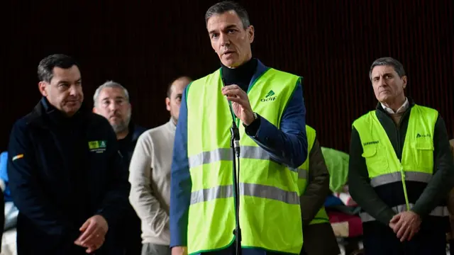 Pedro Sanchez gwara ndị ntaakụkọ okwu mgbe ọ gara nleta ebe ihe mberede ụgbọoloko mere na Spen
